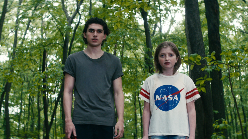  Charlie Evans et Farrah Mackenzie se tiennent dans une forêt dans Leave the World Behind