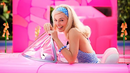   Margot Robbie, parlak pembe bir Corvette ile Barbie rolünde