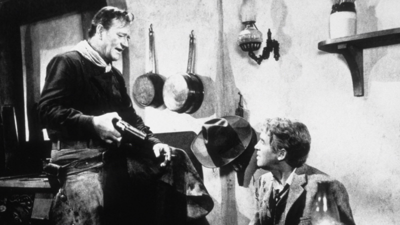   John Wayne a Jimmy Stewart vo filme Muž, ktorý zastrelil Liberty Valance