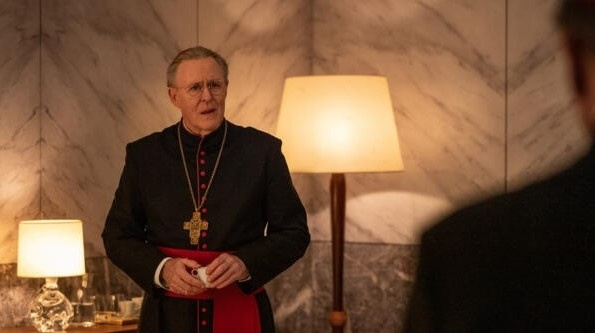   John Lithgow konklaavissa