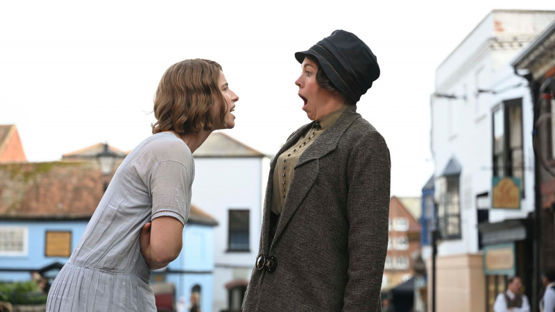 O vedere laterală a lui Rose (Jessie Buckley) care strigă la Edith (Olivia Colman) în Wicked Little Letters