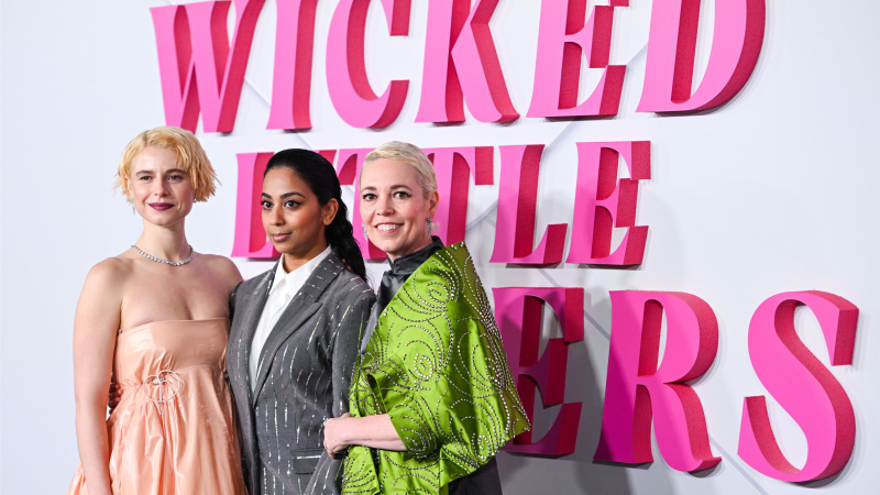   Jessie Buckley, Anjana Vasan și Olivia Colman (L-R) la premiera europeană pentru Wicked Little Letters pe 13 februarie 2024, stând în fața unui semn roz Wicked Little Letters.