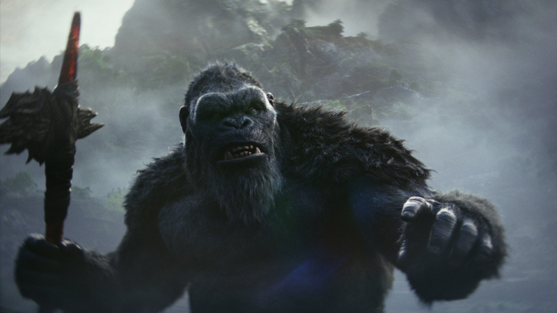 Kong ovládajúci sekeru v Godzilla x Kong: The New Empire
