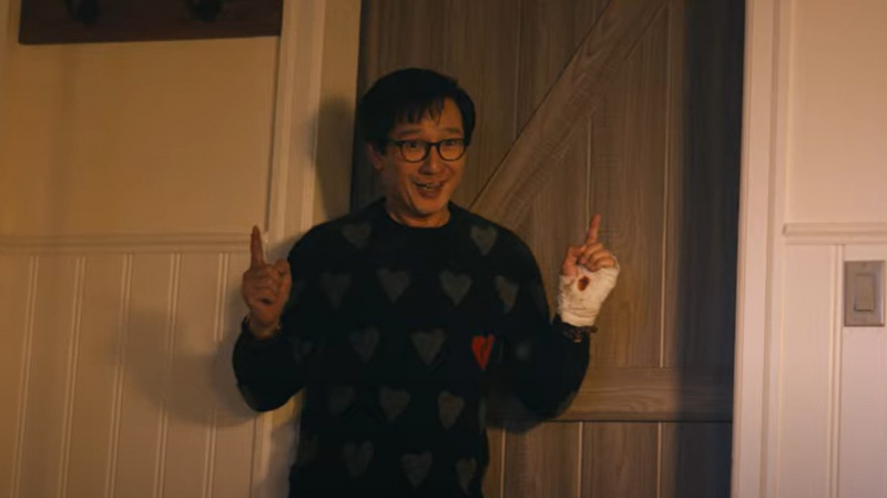 Aksiyon dolu Love Hurts fragmanında Goonie'lerin buluşması yer alıyor