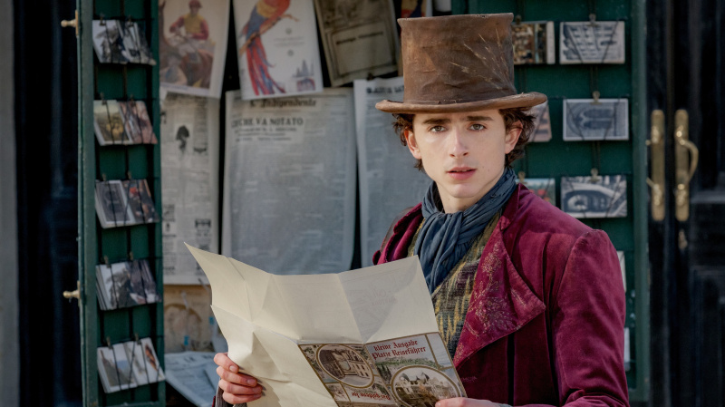   Timothée Chalamet ในเสื้อคลุมสีแดงของเขาในบท Willy Wonka ใน Wonka