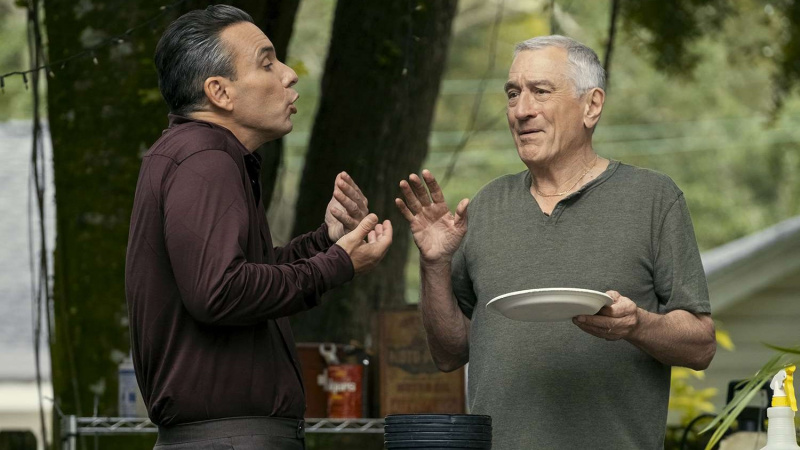 Sebastian Maniscalco ve Robert De Niro Babam Hakkında'da ormanda dışarıda konuşuyorlar