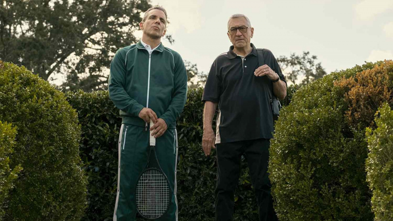   Sebastian Maniscalco ve Robert De Niro Babam Hakkında filminde bir tenis kortunda