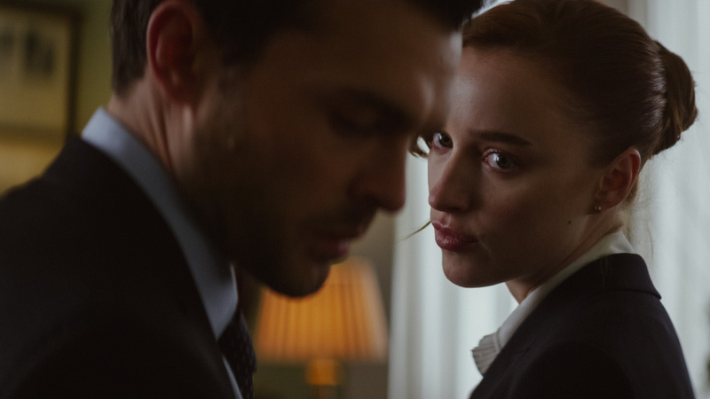   Luke (Alden Ehrenreich) ed Emily (Phoebe Dynevor) in Fair Play