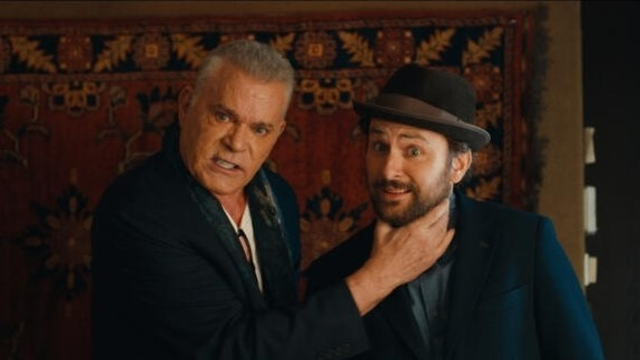   Aptal'da Ray Liotta ve Charlie Day's Paradise