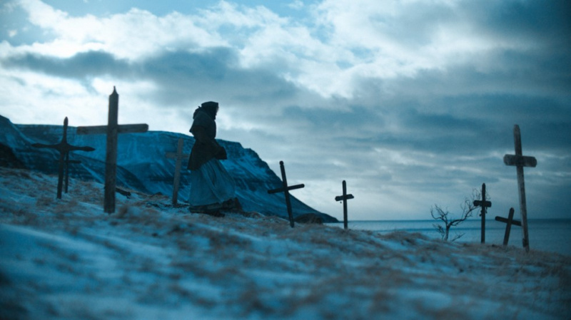 Odessa Young vo filme The Damned