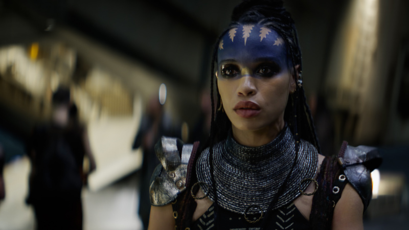  『レベル・ムーン - パート 1: 炎の子』でデヴラ・ブラッドアックスの衣装を着たクレオパトラ・コールマン。