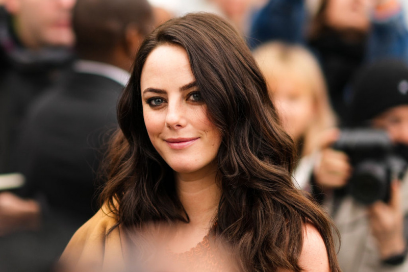   Η Kaya Scodelario υποδύεται την Emma στα Αυτά τα Χριστούγεννα.