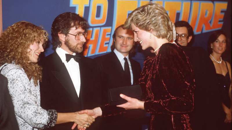  Lady Diana encontrando Steven Spielberg e sua esposa Amy Irving na estréia de Back to the Future no Empire Cinema em Londres's Leicester Square.