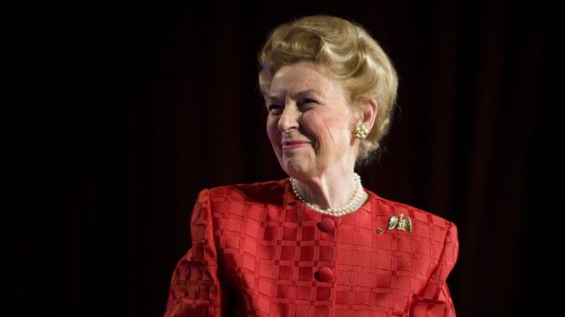 Kas bija Phyllis Schlafly? Iepazīstieties ar Keitas Blanšetas “Mrs. Amerikas raksturs