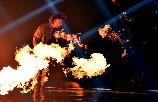 The Weeknd performs at the 2015 MTV Video Music Awards (VMAs)