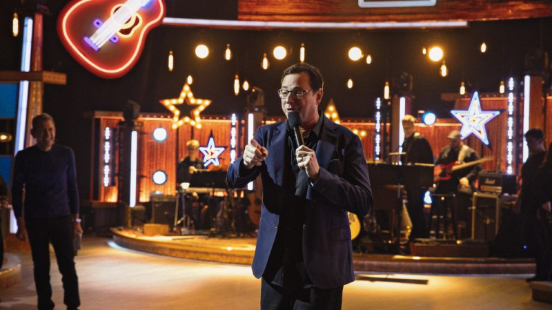 Hôte Bob Saget sur Going Country & apportant le plaisir aux «Nashville Squares» de CMT