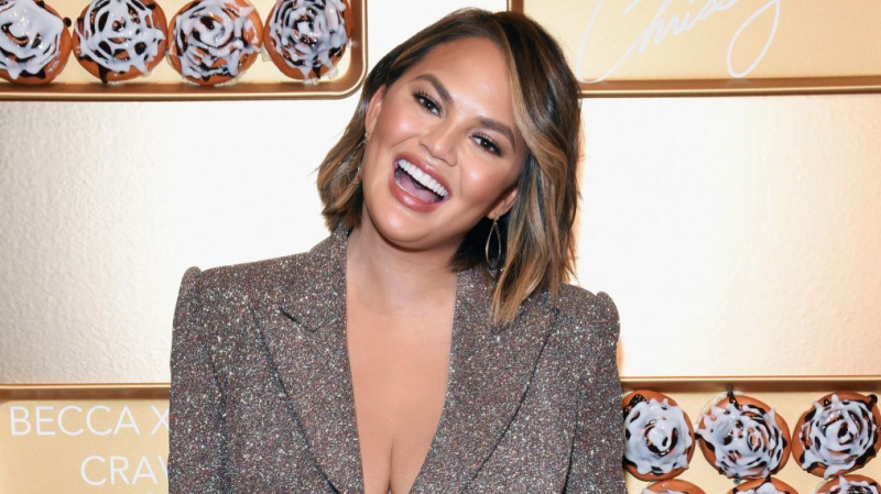 La presentadora de la víspera de Año Nuevo de NBC, Chrissy Teigen, habla sobre las presiones de la TV en vivo y sus puntos destacados de 2018