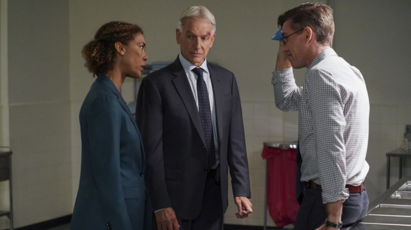 「NCIS」：ジミー・パーマー博士がシーズン18プレミアで頭痛の種になりました（写真）