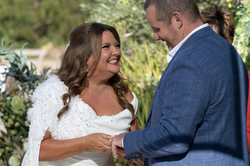   Terese (Rebecca Elmaloglou) a Toadie (Ryan Moloney) sa zaviažu