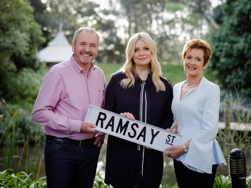   Alan Fletcher, Micha Barton en Jackie Woodburne op de Neighbours-set
