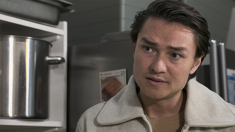   Kaimynai spoileriai, Leo Tanaka