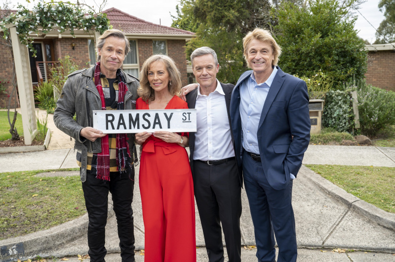   Guy Pearce sluit zich aan bij voormalige Neighbours-co-sterren Annie Jones, Stefan Dennis en Peter O'Brien.