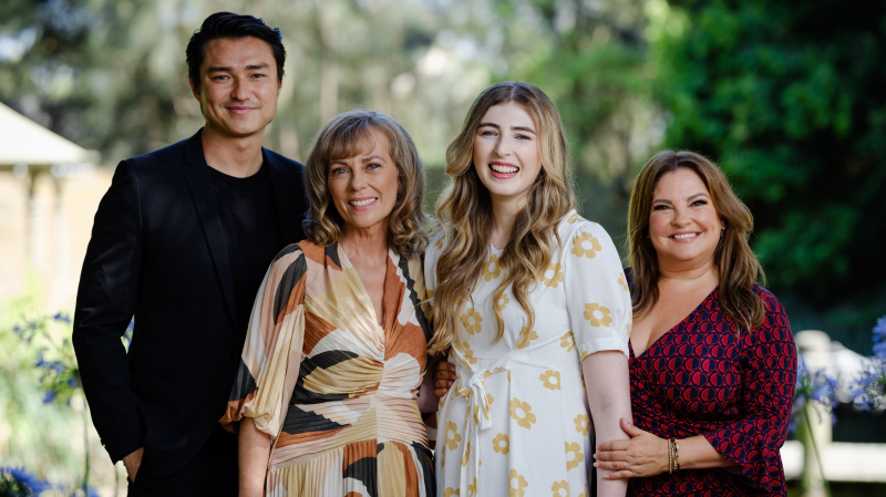   Tim Kano, Annie Jones, Georgie Stone en Rebekah Elmaloglou staan ​​glimlachend in een rij.