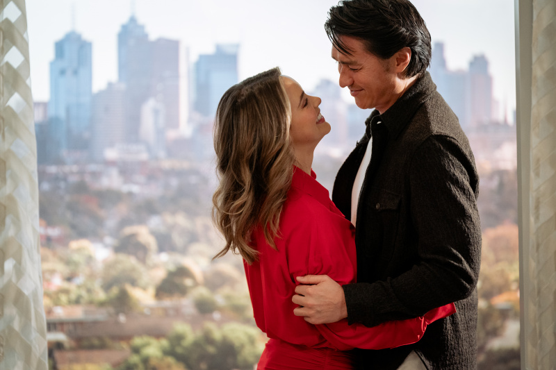   Kaimynai spoileriai, Krista Sinclair, Leo Tanaka