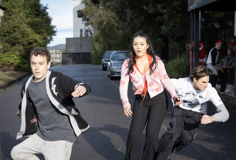   Kaimynai spoileriai, Sebastianas Metcalfe'as, Sadie Rodwellas, Maxas Ramsay'us