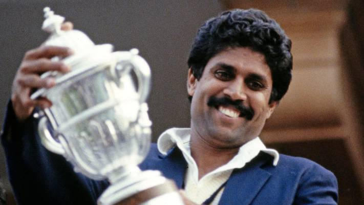   India TOTUL ROUNER KAPIL DEV ține în sus trofeul pe balcon după meciul final al Cupei Mondiale din Cricket din 1983, între India și Indiile de Vest la Lord's