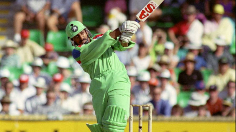  Batsmanul Pakistanului, Ramiz Raja, lovește împotriva bowling -ului Australiei's Mike Whitney in World Cup cricket action in Melbourne 11 March 1992.