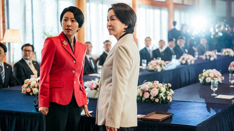   Kim hee-ae a Kim Mi-sook v Netflixe's The Whirlwind