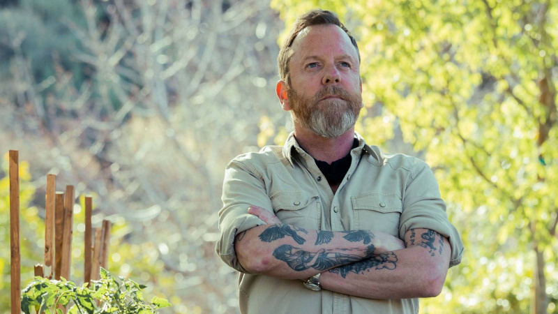   Kiefer Sutherland în The Contractor