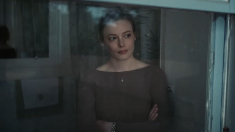   Gillian Jacobs în The Contractor