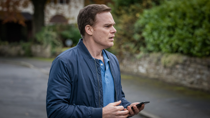   ทอมดูโทรศัพท์ของเขาใน Safe บน Netflix