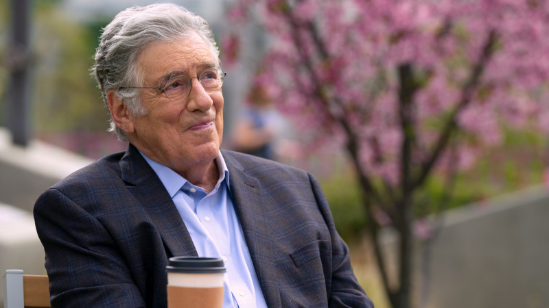   Elliott Gould ako právny Siegel s úsmevom v 2. sezóne The Lincoln Lawyer