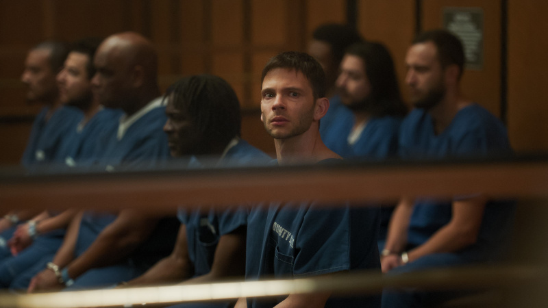   Devon Graye ako Julian La Cosse na súde v The Lincoln Lawyer sezóny 3, epizóda 2