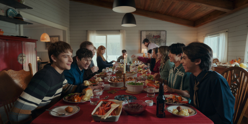   My Life with the Walter Boys épisode 5 : le groupe en train de dîner pour Thanksgiving