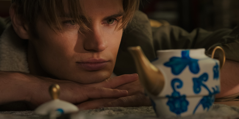   Cole regarde Jackie's teapot
