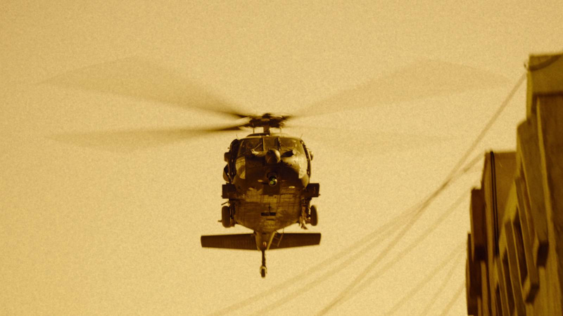   En still fra Netflix -dokumentaren som overlever Black Hawk ned og viser et helikopter mot en oransje himmel.