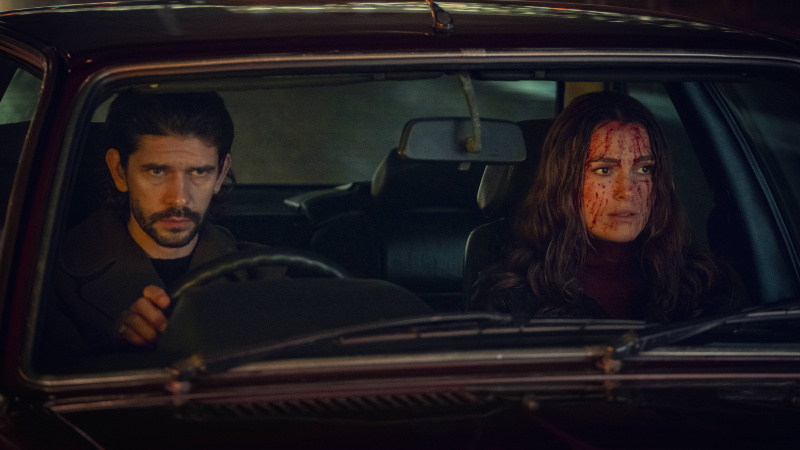  Helen Webb (Keira Knightley) a Sam (Ben Whishaw) vo filme Black Doves