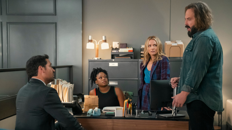 Manuel Garcia-Rulfo ako Mickey Haller, Jazz Raycole ako Izzy Letts, Becki Newton ako Lorna Crane a Angus Sampson ako Denis "Cisco" Wojciechowski sedí v kancelárii v 3. sezóne The Lincoln Lawyer