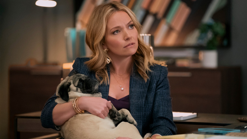   Becki Newton ako Lorna Craneová so psom v seriáli The Lincoln Lawyer 3 epizóda 2