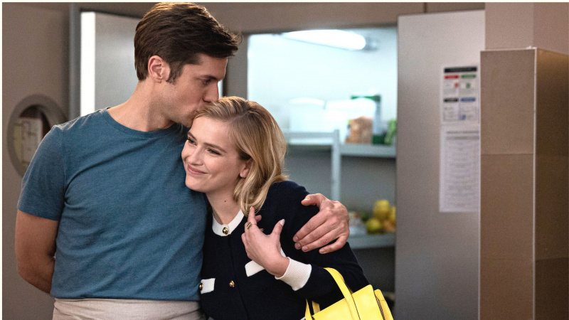  Lucas Bravo ca Gabriel, Camille Razat ca Camille în episodul 310 din Emily la Paris