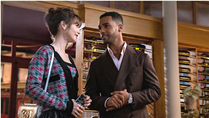   Lily Collins ca Emily, Lucien Laviscount ca Alfie în episodul 310 din Emily in Paris