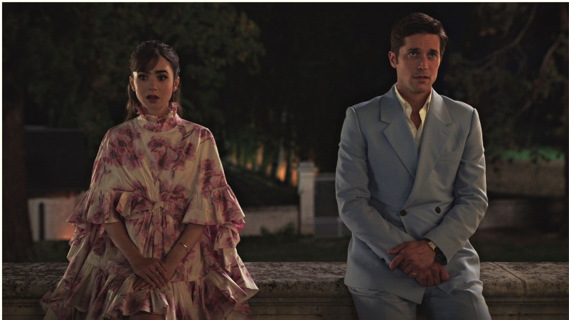   Lily Collins ca Emily, Lucas Bravo ca Gabriel în episodul 310 din Emily in Paris