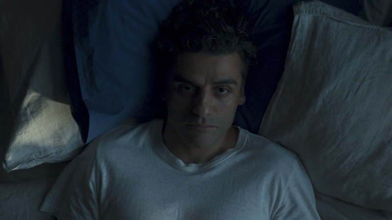   Oscar Isaac leží v posteli v mesiaci Knight.