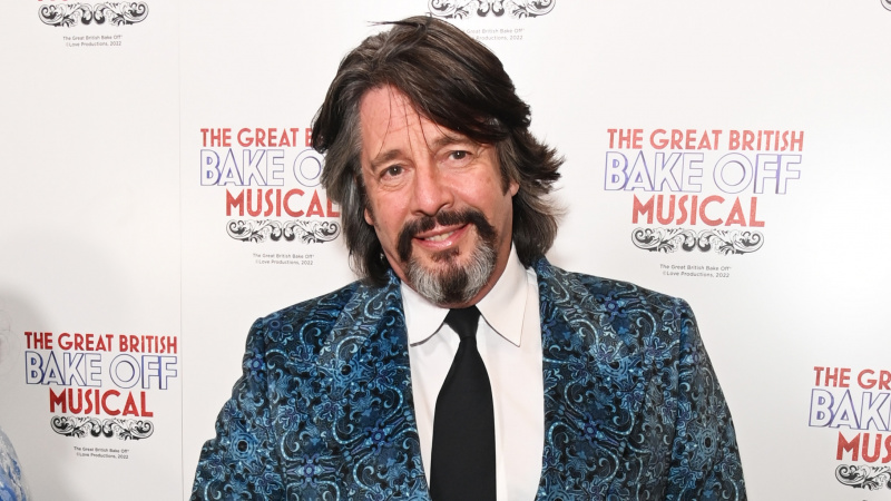   Lawrence Llewelyn Bowen สวมแจ็กเก็ตและเน็คไทอันชาญฉลาด