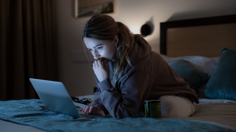   彼女がトラックスーツで有名になり、ベッドの上のコンピューターを見つめる前に、ベル・ギブソンとしてのケイトリン・デバー。