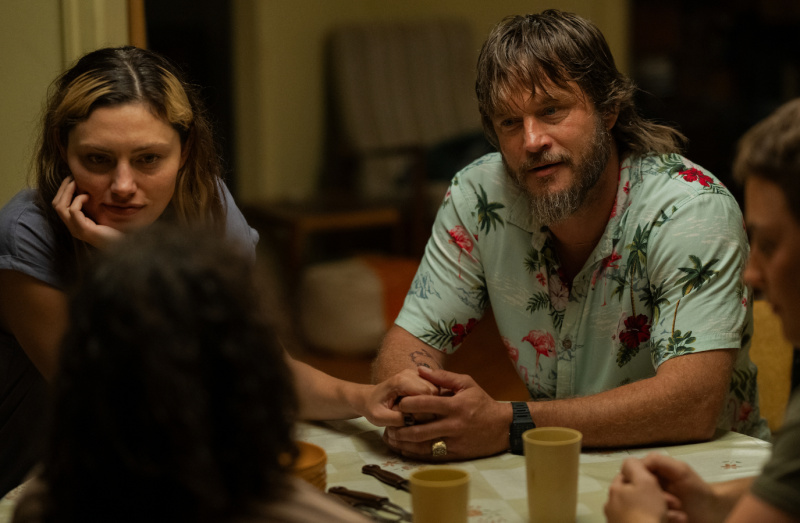  Phoebe Tonkin ako Frances Bell, Travis Fimmel ako Lyle Orlik vo filme Boy Swallows Universe